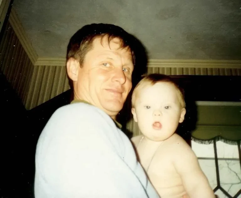 Tom Vander Woude sammen med babyen Joseph »Josie« Vander Woude.