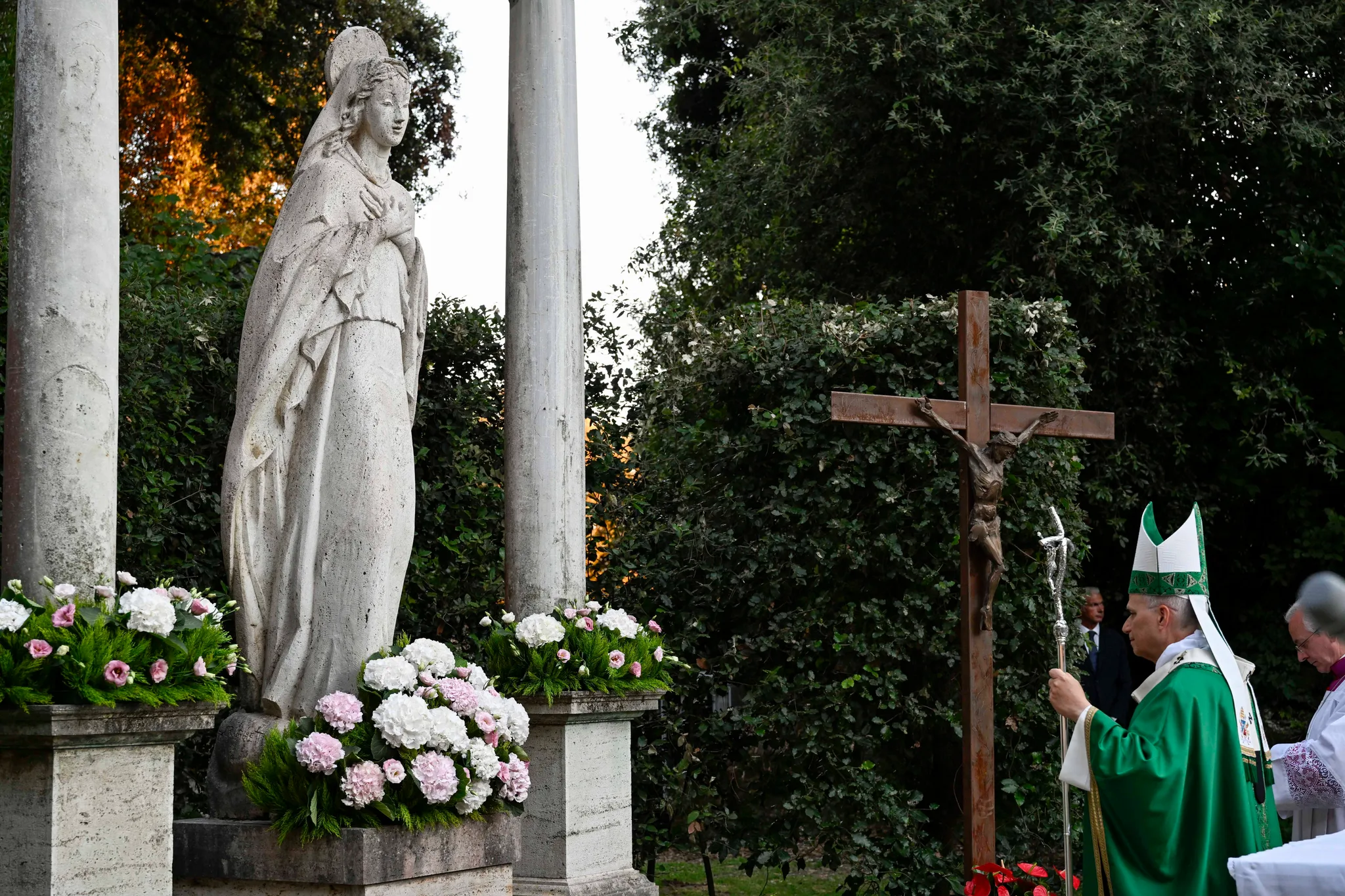 Pave Leo XIV beder ved messen i Madonnina-haven i Castel Gandolfo.