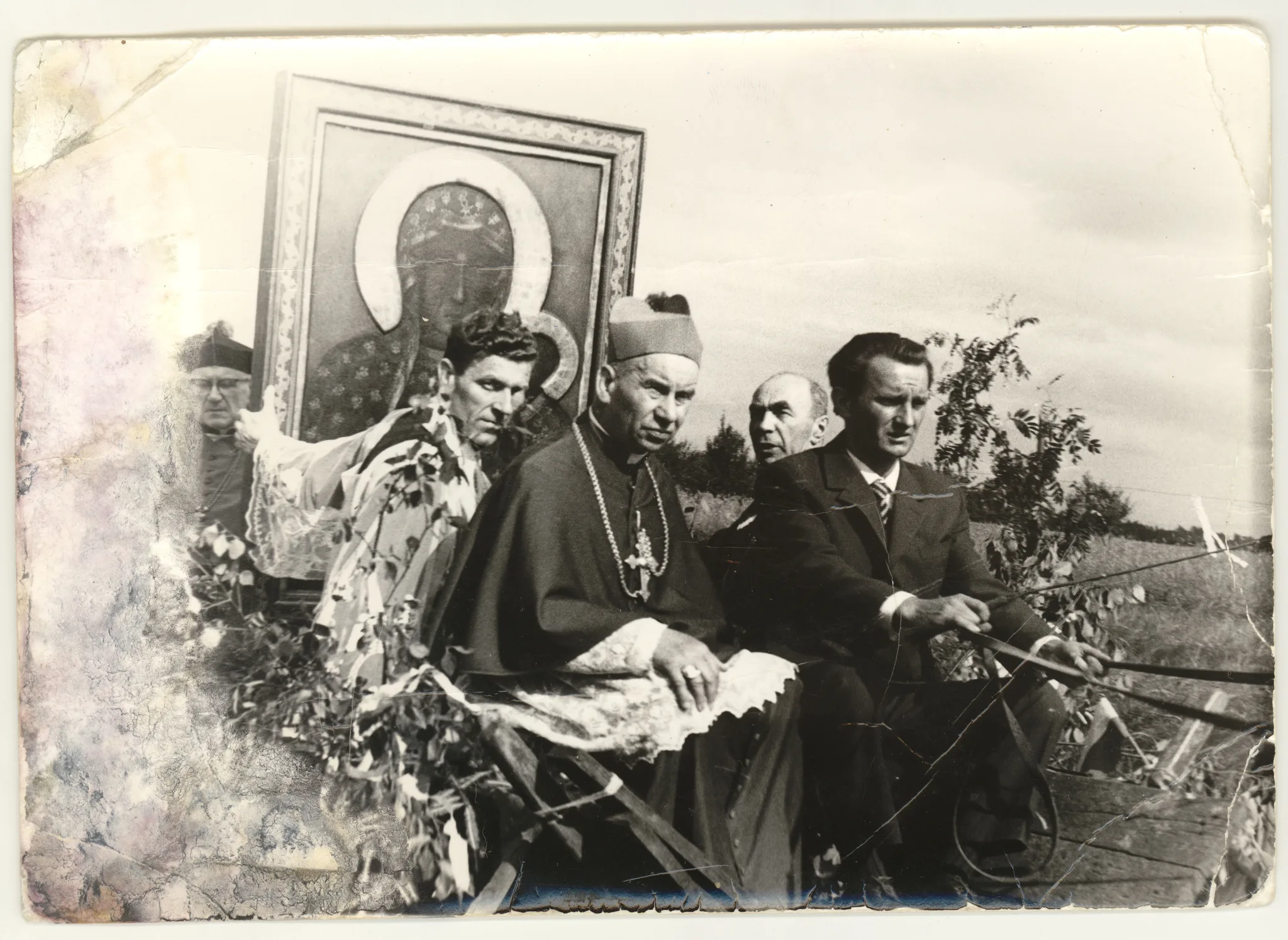 Biskop Piotr Gołębiowski, pastor Roman Kotlarz og lokale katolikker ærer Jomfru Maria.