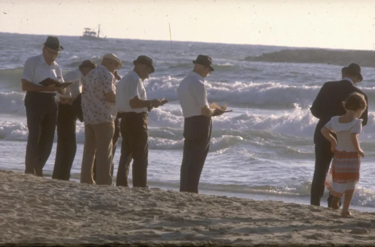 Ortodokse jødiske mænd udfører Tashlich-ritualet i Netanya.