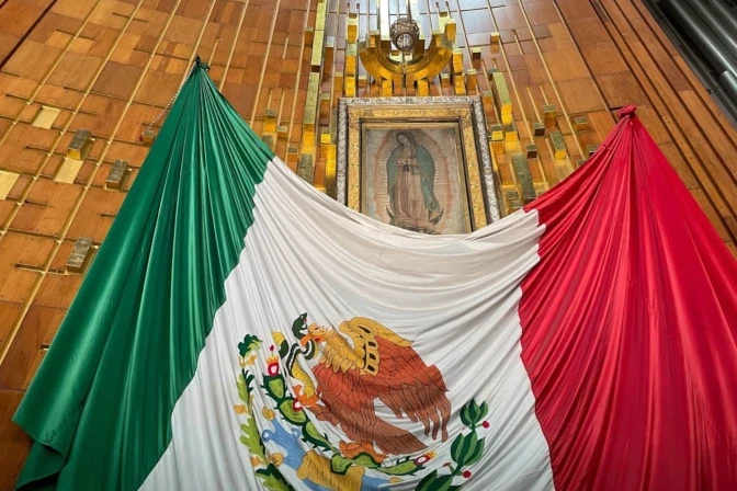 Billedet af Vor Frue af Guadalupe med det mexicanske flag.