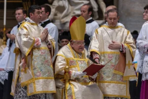 Kardinal Raymond Leo Burke under en pontifikalmesse i Peterskirken.
