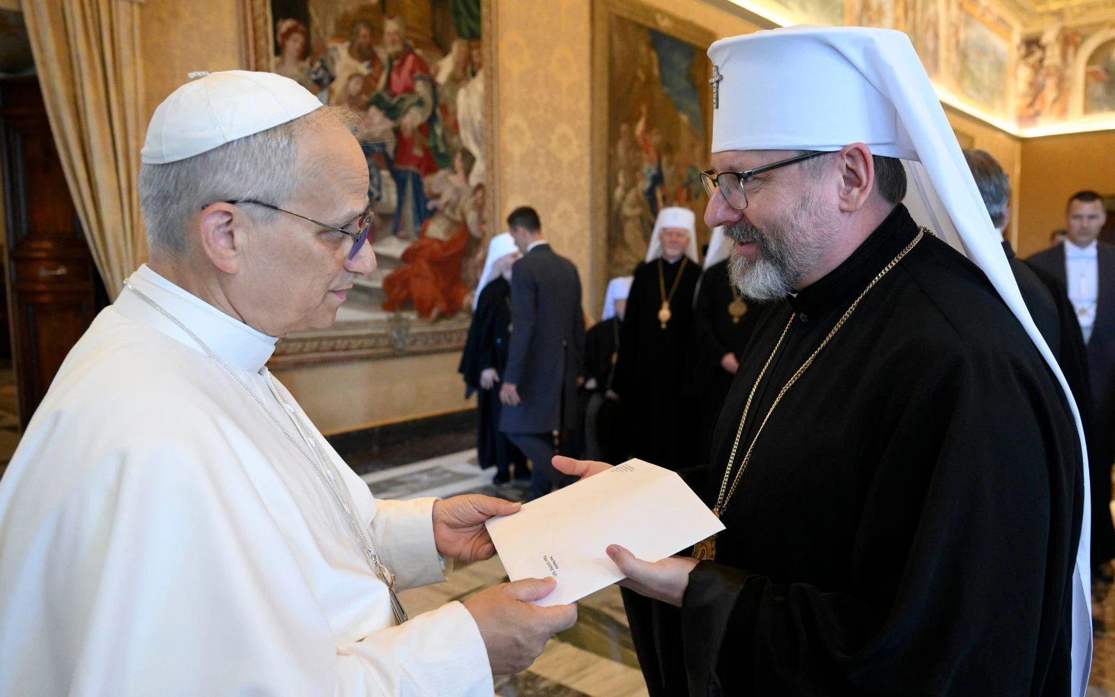Pave Leo XIV hilser på Sviatoslav Shevchuk.