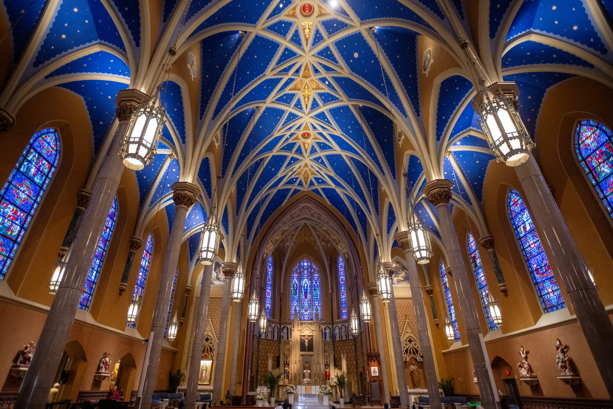 Det hvælvede loft og alterrummet i St. Mary of the Immaculate Conception-katedralen i Peoria.