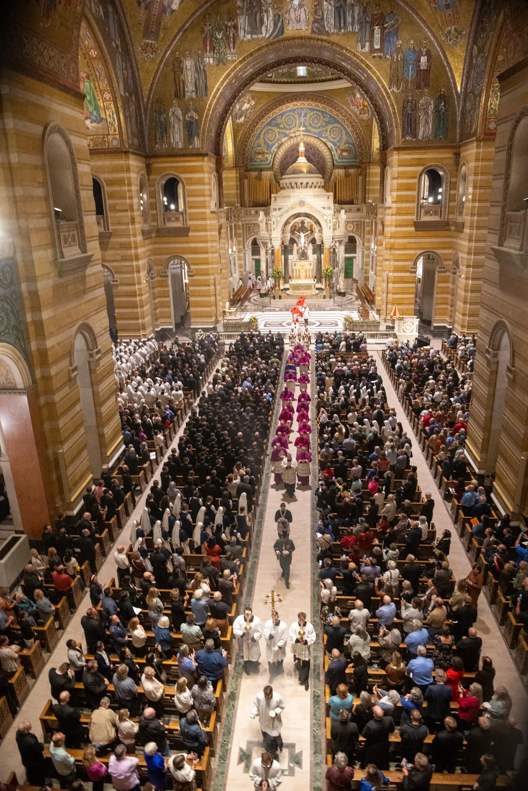 Processionen og menigheden under højtidelig vesper i katedralbasilikaen i St. Louis.