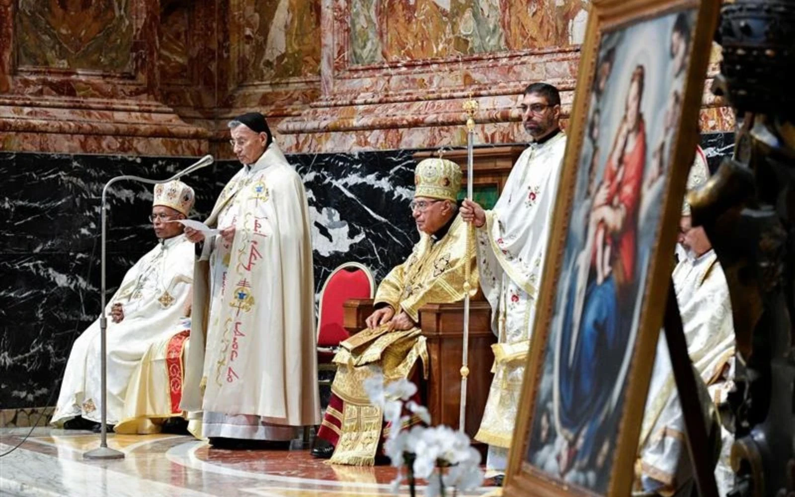 Kardinal Béchara Boutros Raï holder en prædiken ved synoden om synodalitet.