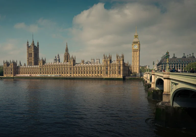 En imponerende utsikt over Parlamentets hus og Big Ben langs elven Themsen i London, England.
