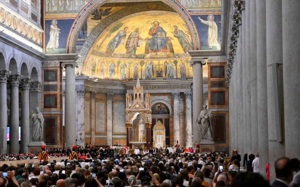 Pave Leo XIV fejrer messe i basilikaen Sankt Paul uden for Murene i Rom.