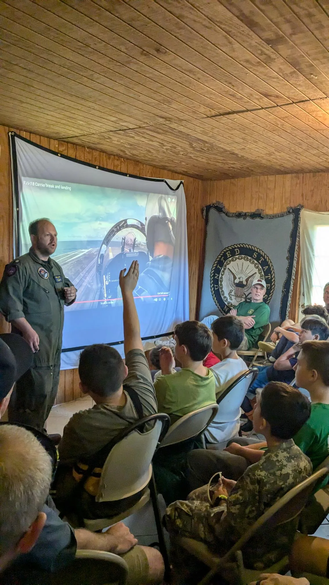 Den pensionerede Top Gun-pilot løjtnant Adam Farber taler til deltagere på Camp Castleton.