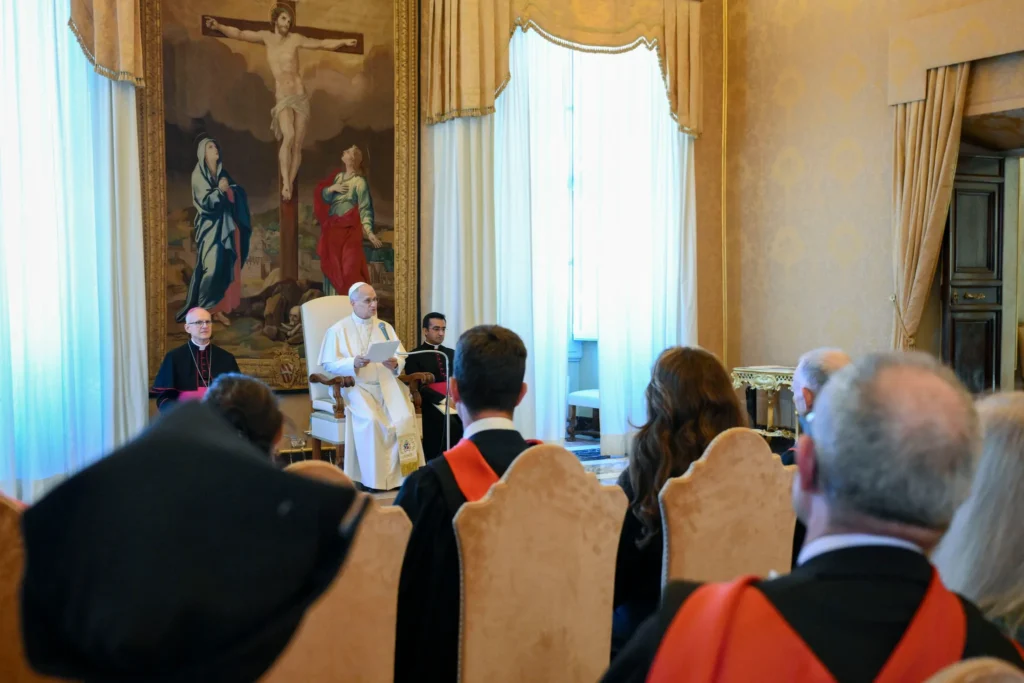 Pave Leo XIV taler til pilgrimme fra Oriel College i Vatikanet.