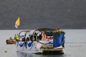 Pave Leo XIV sejler på Albanosøen ved Castel Gandolfo.