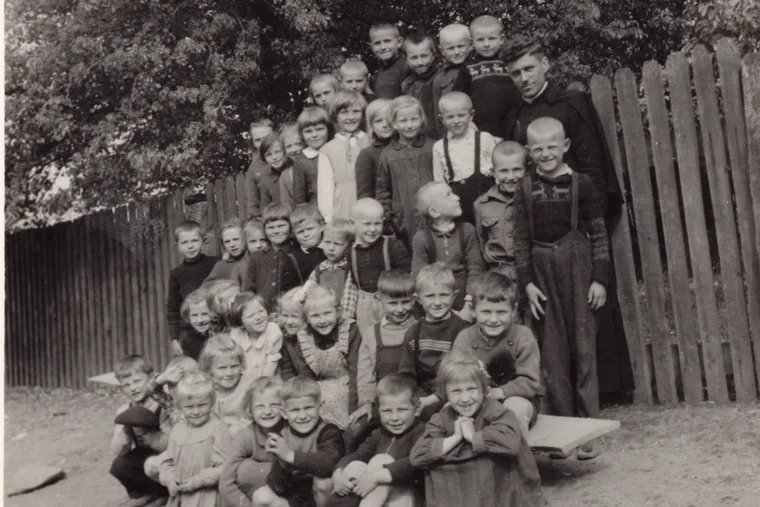 Pastor Roman Kotlarz sammen med unge sognebørn.