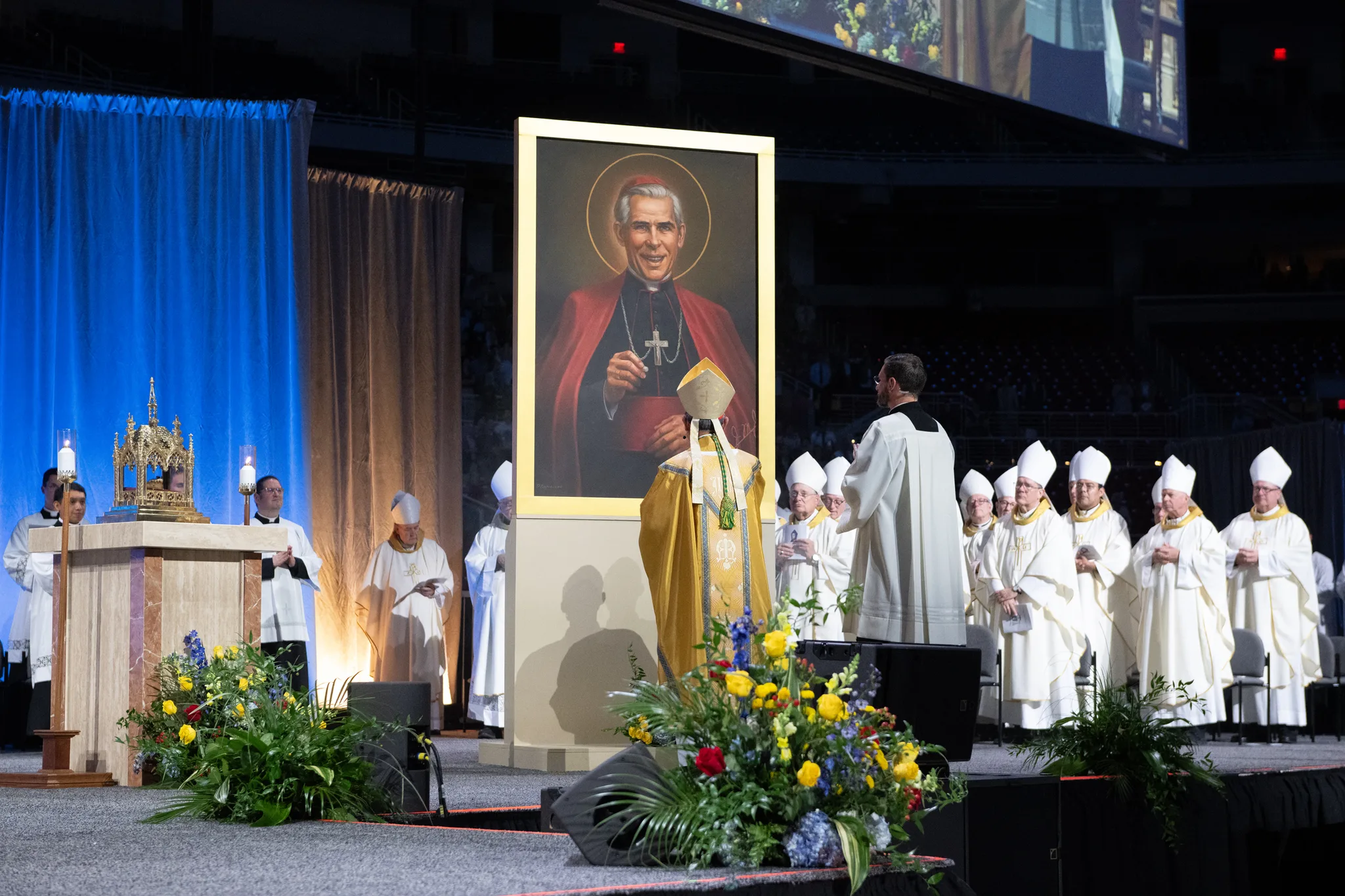 Kardinal Tagle står foran det nye billede af den salige Fulton Sheen.