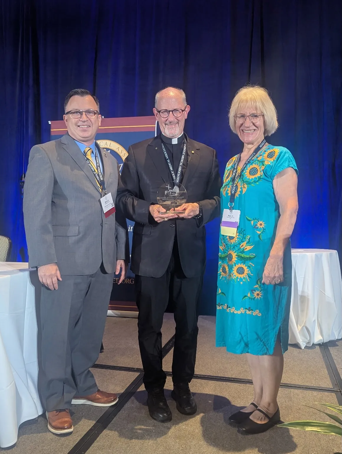 Biskop James Conley modtager Evangelium Vitae-prisen sammen med Mario Dickerson og dr. Mary Keen-Kirchoff.