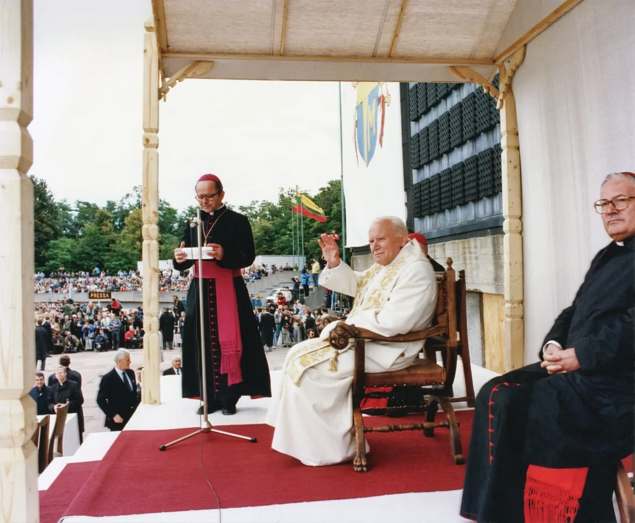 Biskop Sigitas Tamkevičius taler til unge mennesker i Kaunas i september 1993