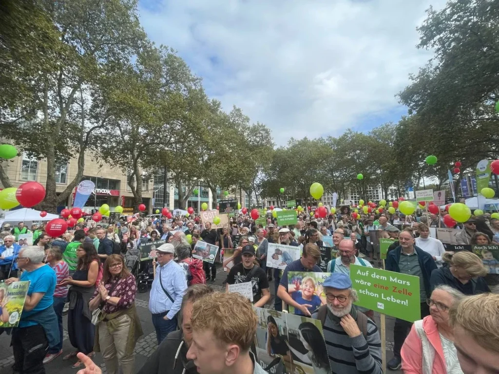 Demonstranter forsamles til March for Livet i Köln den 19. september 2026.