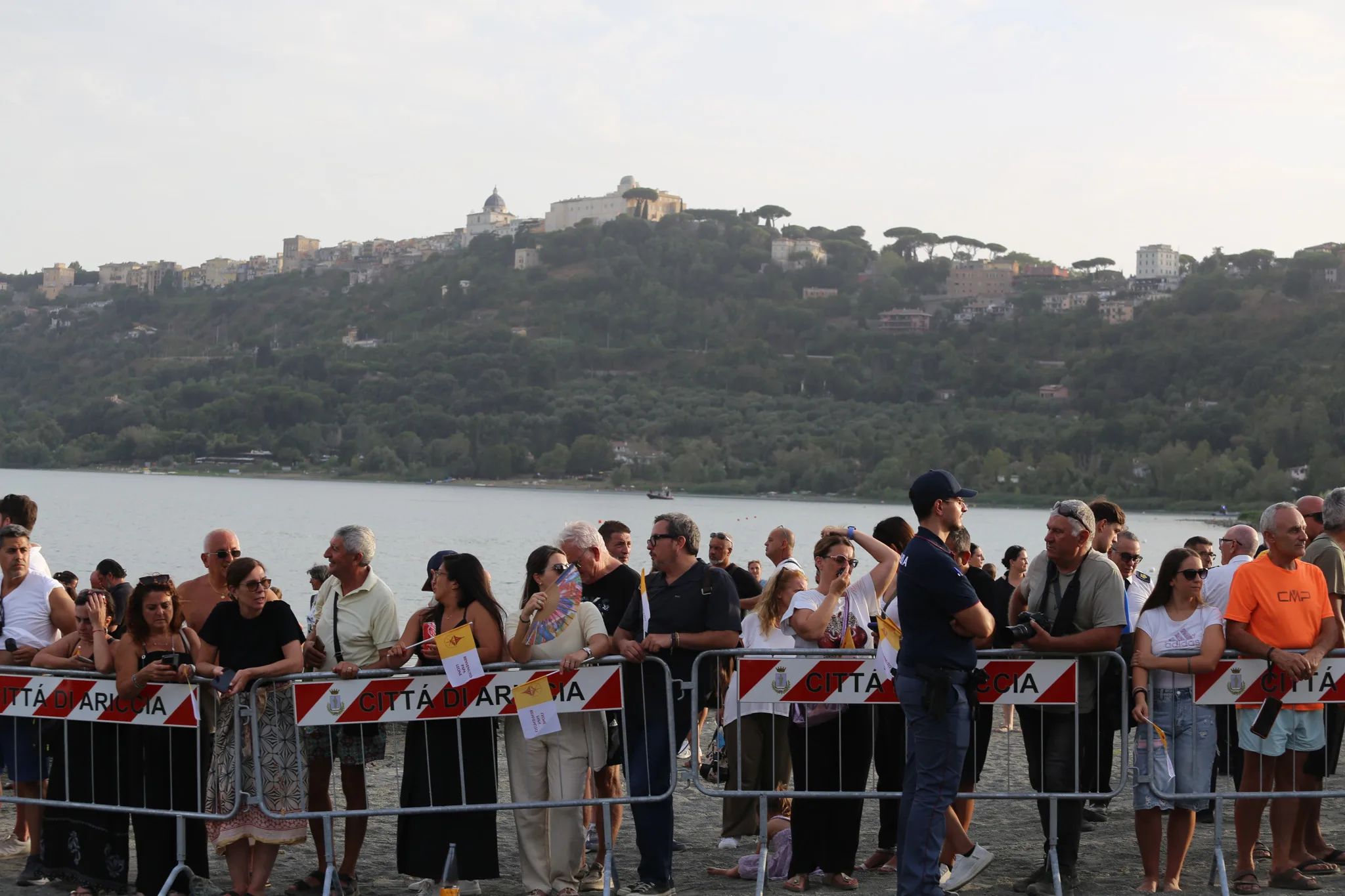 Pilgrimme er forsamlet ved Albanosøen i Castel Gandolfo.