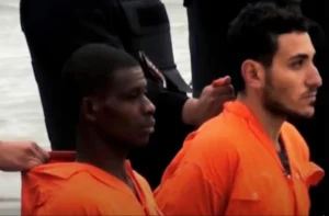 St. Matthew Ayariga og en anden fange i ISIS-terroristernes varetægt.