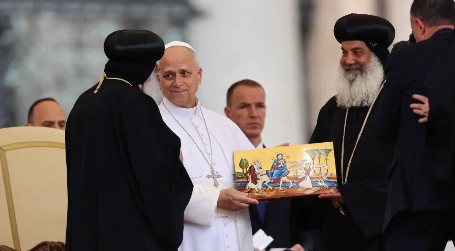 Pave Leo XIV med repræsentanter for den koptiske kirke på Peterspladsen.