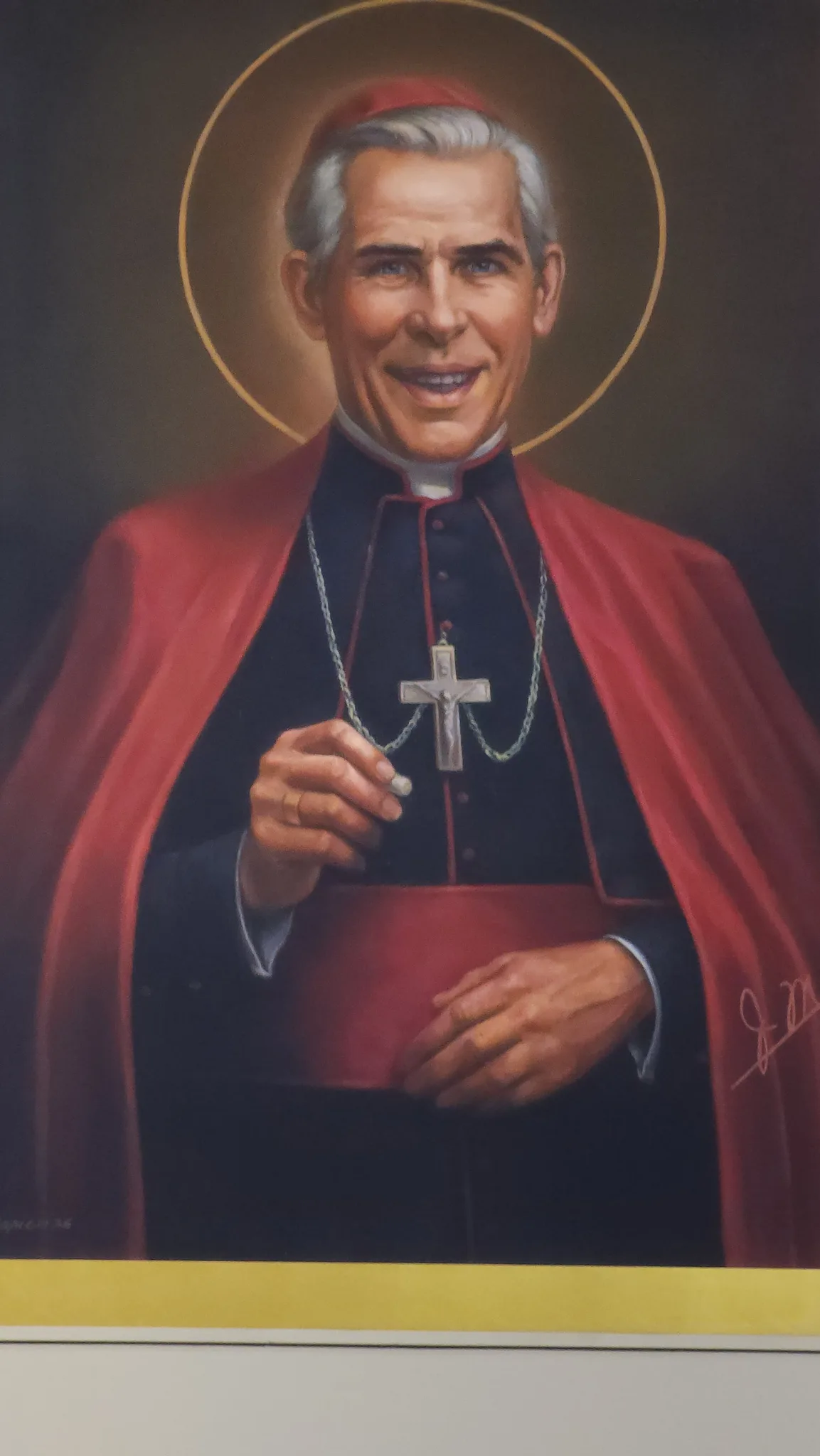 Et nyt billede af den salige Fulton Sheen vises frem ved saligkåringsmessen i St. Louis.