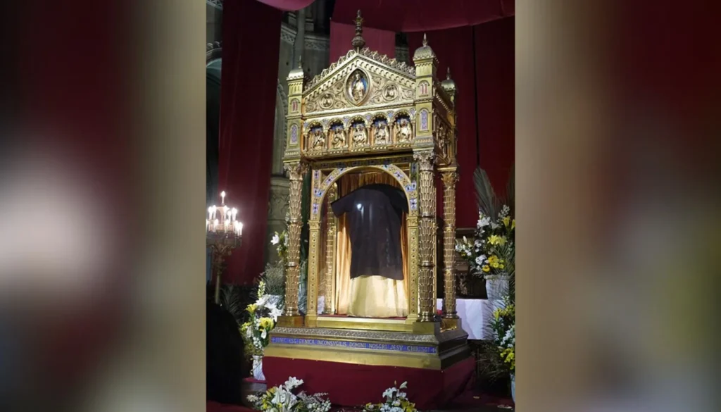 Den hellige tunika udstillet i Saint-Denis-basilikaen i Argenteuil.