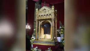 Den hellige tunika udstillet i Saint-Denis-basilikaen i Argenteuil.