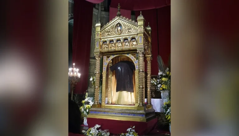 Den hellige tunika udstillet i Saint-Denis-basilikaen i Argenteuil.