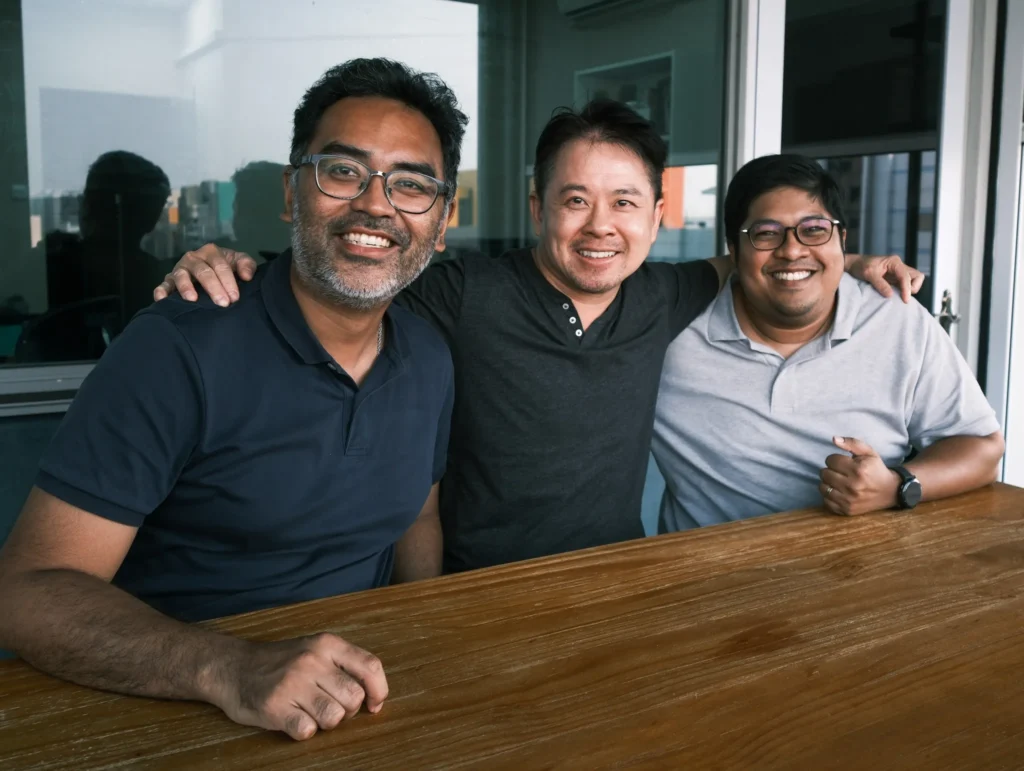Cantiva Studios’ grundlæggere Gabriel Patrick, Benjamin Tanaka og Ethan Hsu på produktionskontoret i Singapore.