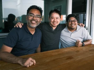 Cantiva Studios’ grundlæggere Gabriel Patrick, Benjamin Tanaka og Ethan Hsu på produktionskontoret i Singapore.