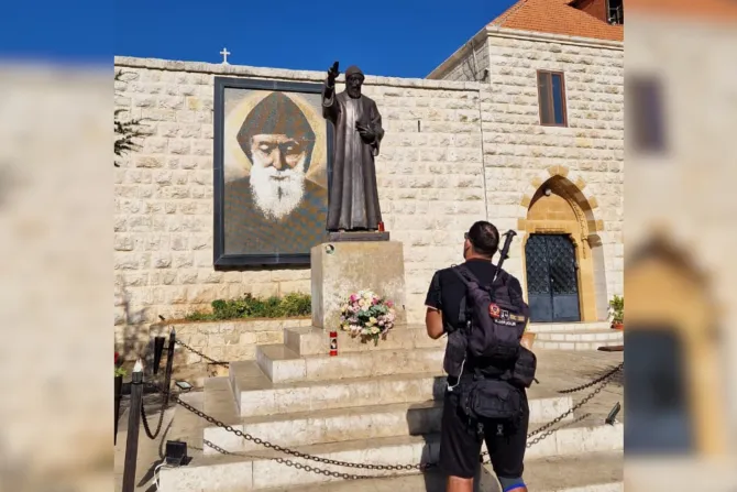 Anthony Jarjour beder ved St. Charbels helligdom i Annaya i Libanon.