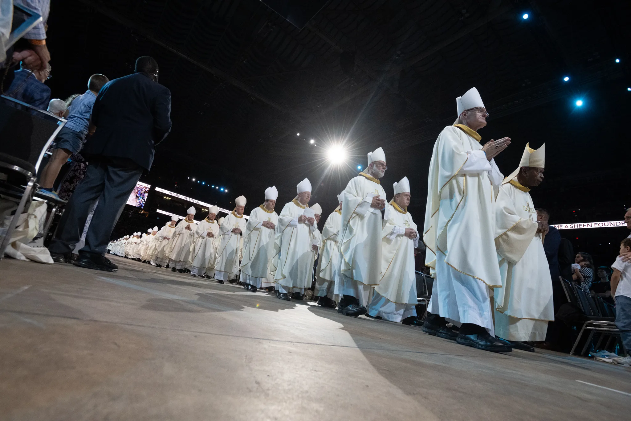 Biskopper går i procession ind til Fulton Sheens saligkåringsmesse.