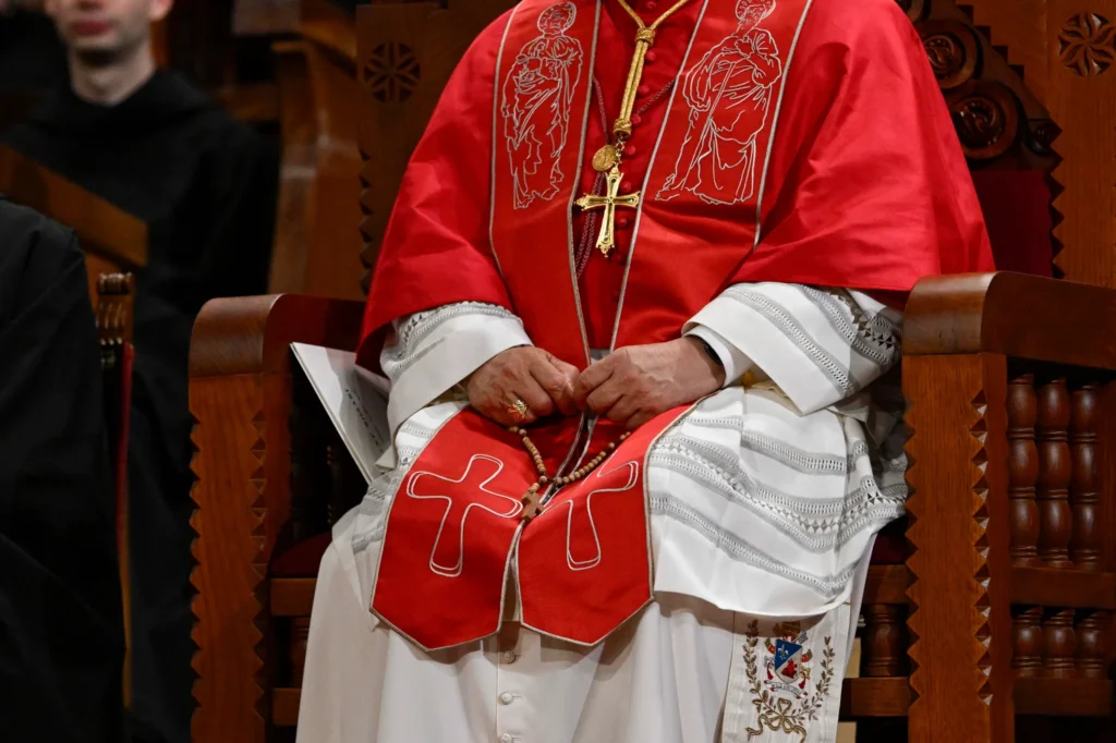 Pave Leo XIV beder med en rosenkrans af træ i klosteret Vor Frue af Montserrat.