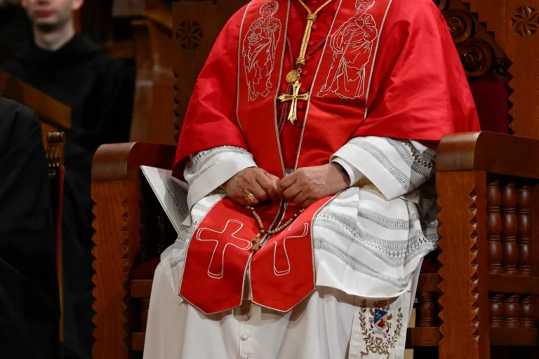Pave Leo XIV beder med en rosenkrans af træ i klosteret Vor Frue af Montserrat.