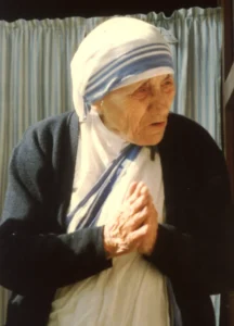 Moder Teresa beder under en messe i Atlanta.