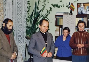 Pastor Sigitas Tamkevičius modtages efter hjemkomsten fra eksil i Kybartai i Litauen i 1988