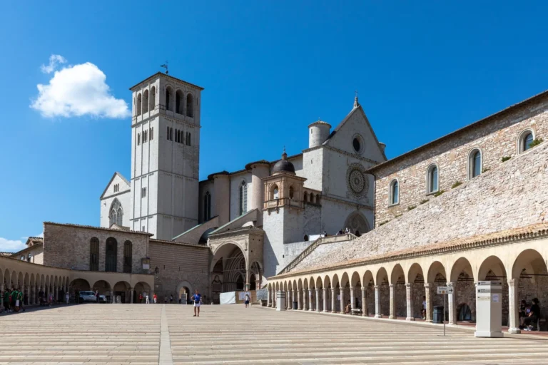 Fantastisk utsikt over Basilica St. Frans i Assisi, Italia, som viser dens romanske arkitektur.