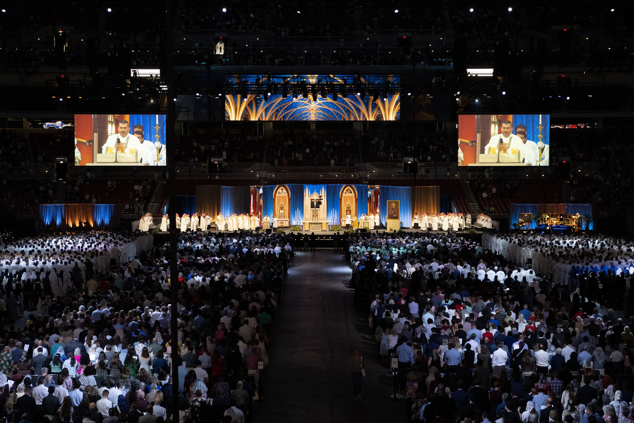 Saligkåringsmessen for Fulton Sheen i The Dome at America’s Center i St. Louis.