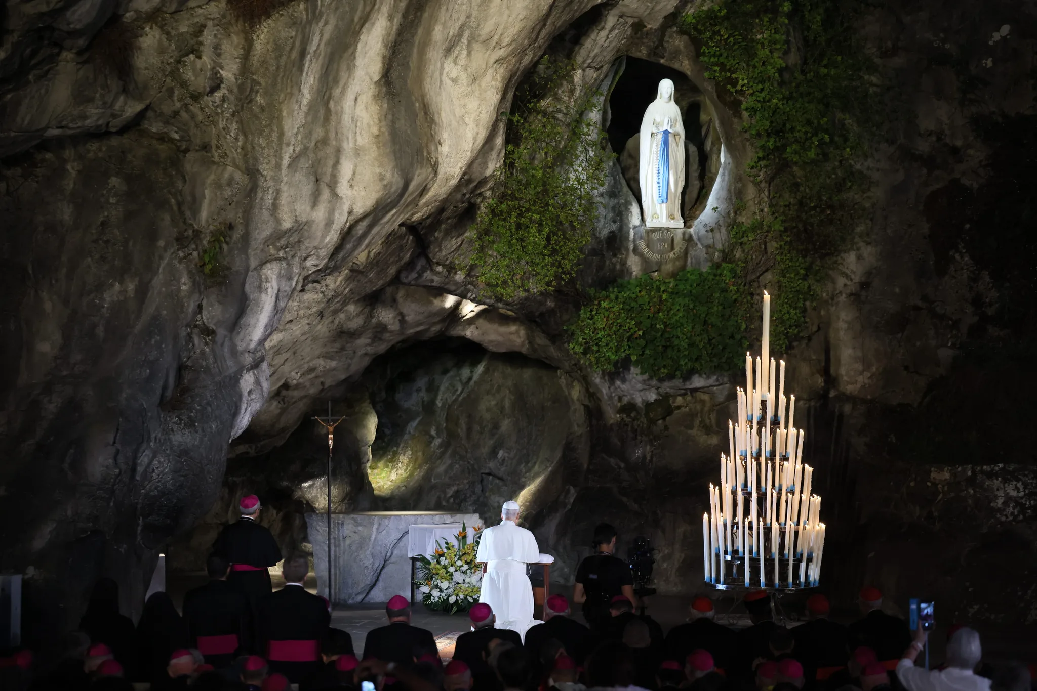Pave Leo XIV beder ved grotten i Lourdes.
