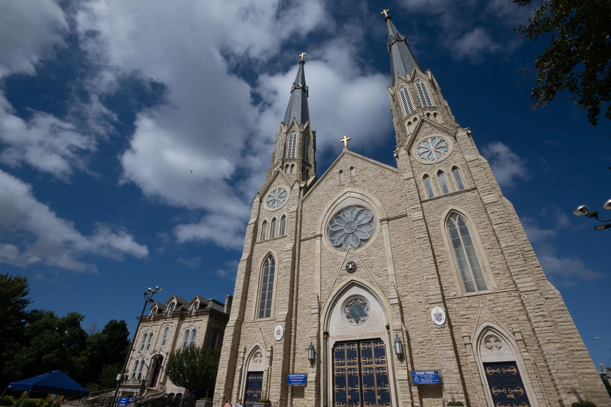 De to tårne på St. Mary of the Immaculate Conception-katedralen i Peoria under en skyet himmel.