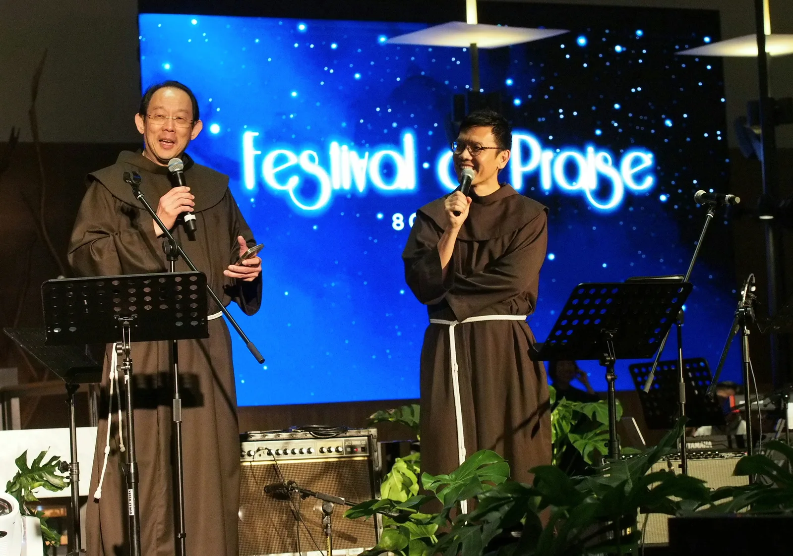 Broder Derrick Yap og broder John-Paul Tan taler ved Festival of Praise i Singapore.
