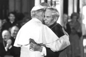 Pave Johannes Paul II hilser på ærkebiskop Fulton Sheen i St. Patrick’s Cathedral i New York City.