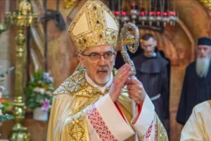 Kardinal Pierbattista Pizzaballa velsigner sin menighed.