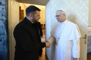 Pave Leo XIV hilser på Ukraines præsident Volodymyr Zelenskyy i Castel Gandolfo.