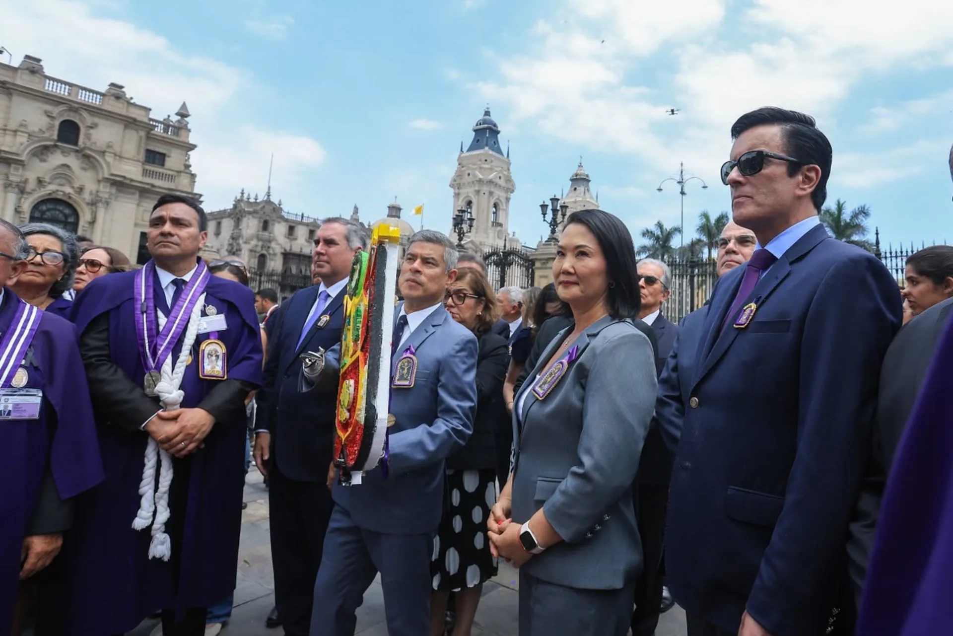 Præsident Keiko Fujimori og hendes ministre ved hyldesten til Miraklernes Herre.