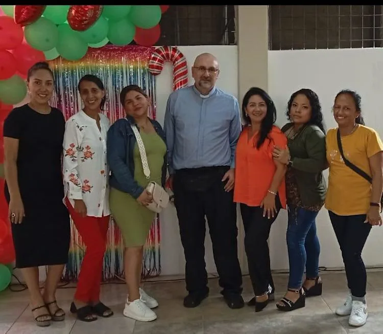 Pastor Patricio Sánchez Molinari sammen med en gruppe af de troende