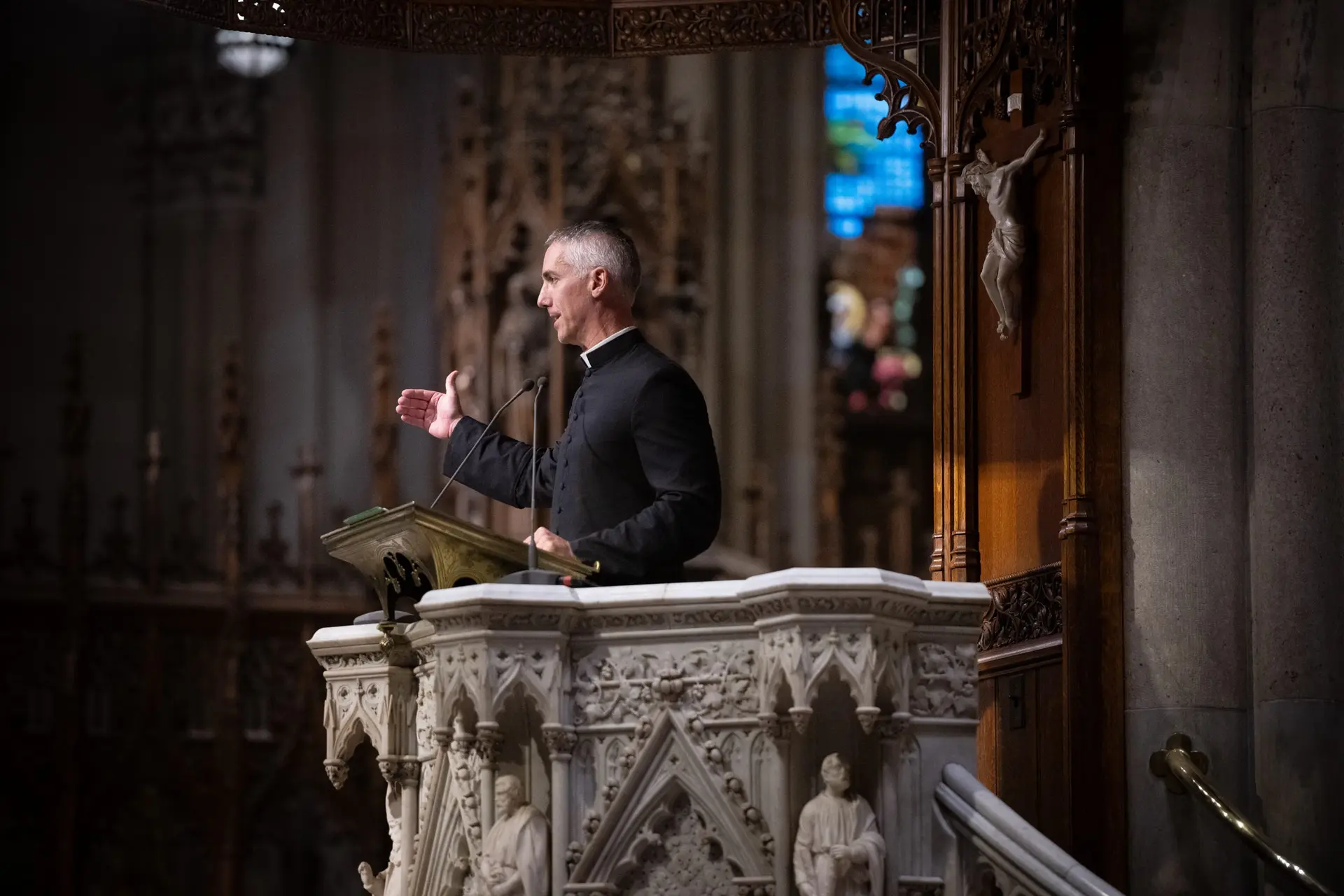 Pastor John Burns taler under krucifikset.