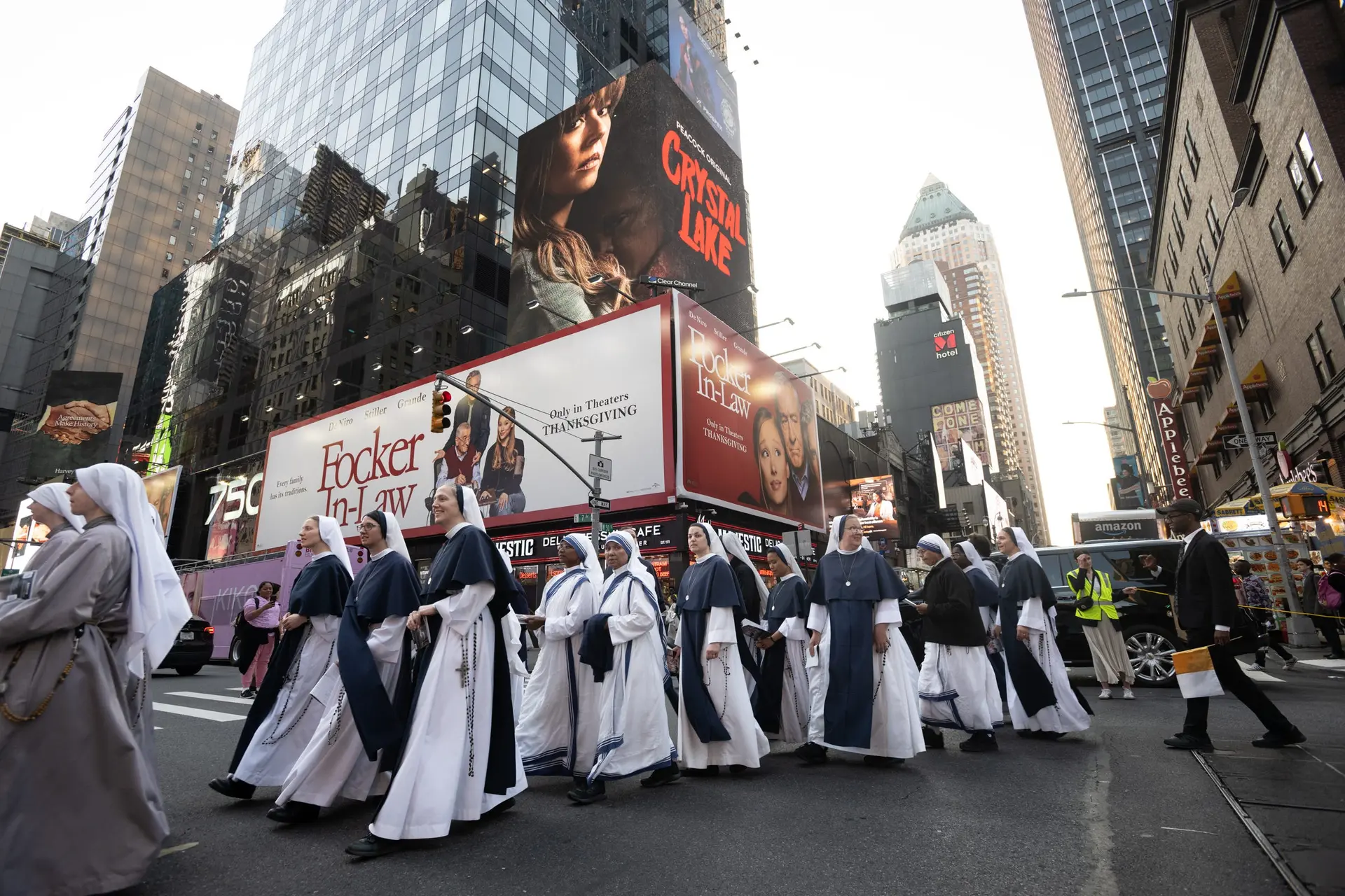 Sisters of Life går med rosenkranse på Times Square.