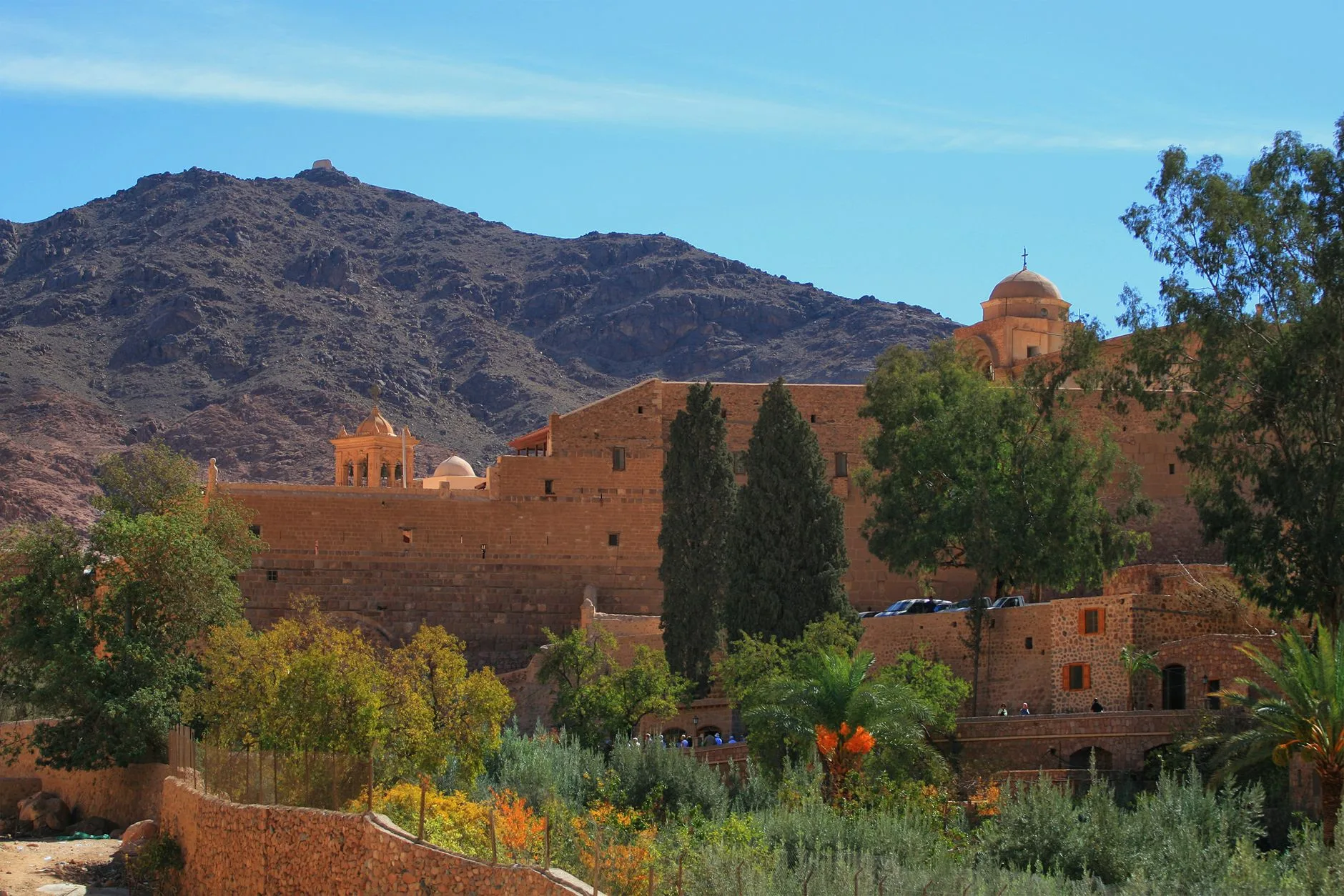 St. Katarinas kloster, omringet av Sinai-fjellene, under en klar himmel.