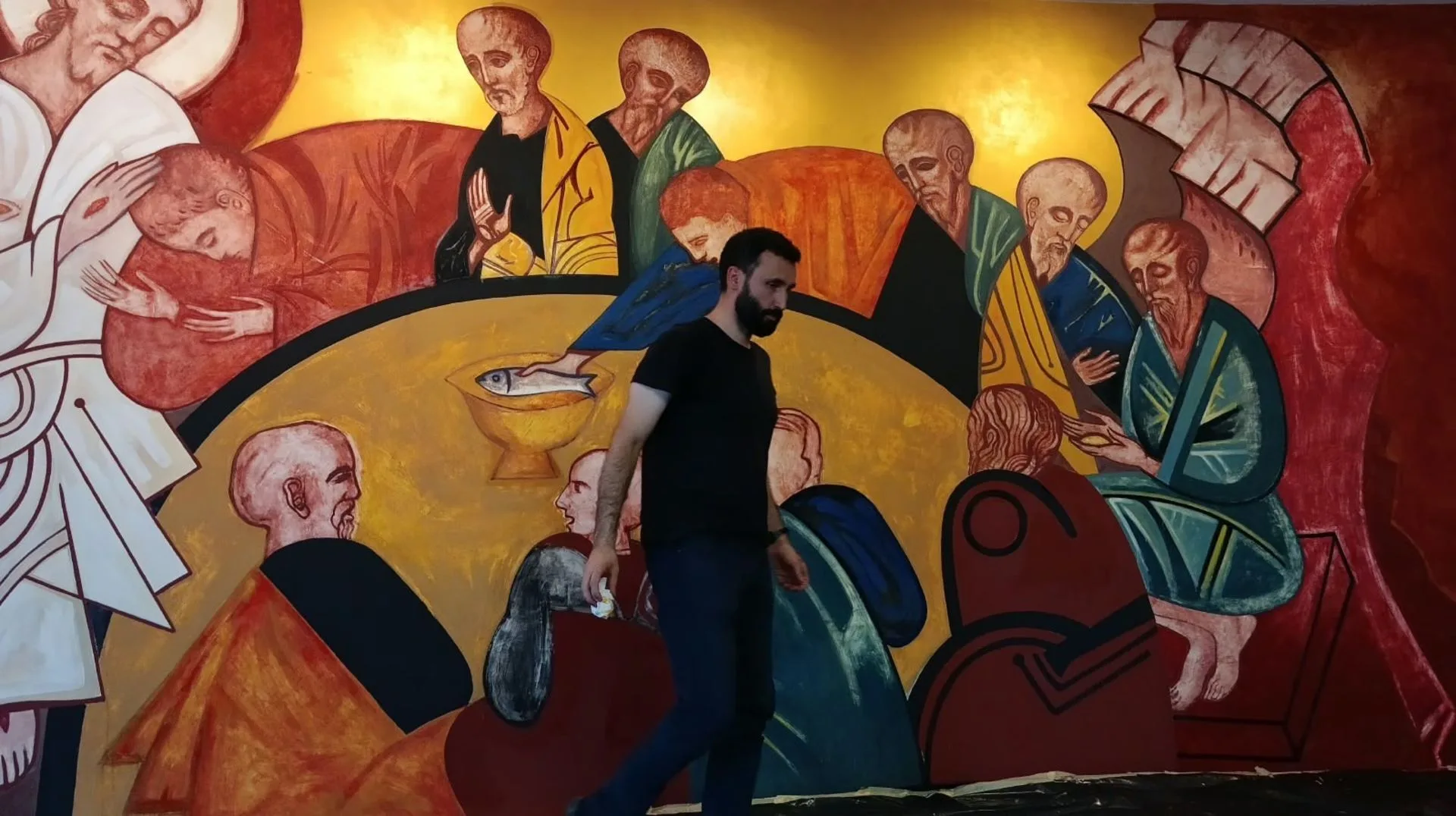 Pastor Andrii Stebivka maler et vægmaleri i byzantinsk stil i et ukrainsk sogn.