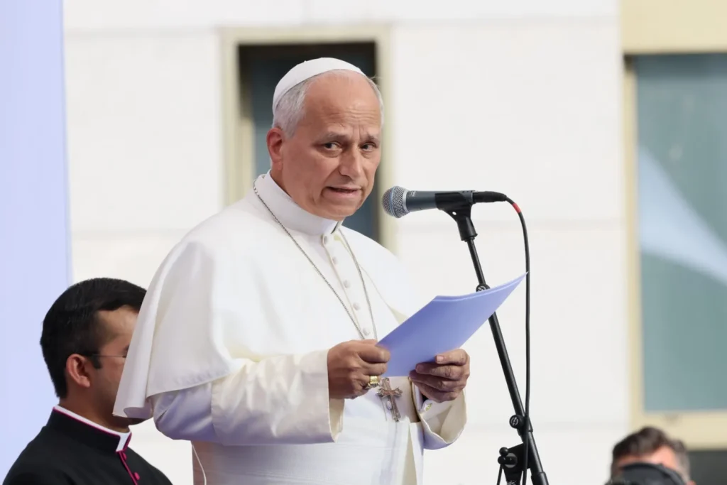 Pave Leo XIV taler til personale og syge på Accueil Notre-Dame i Lourdes.
